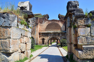 You still enter Nicea through the old Roman gates*